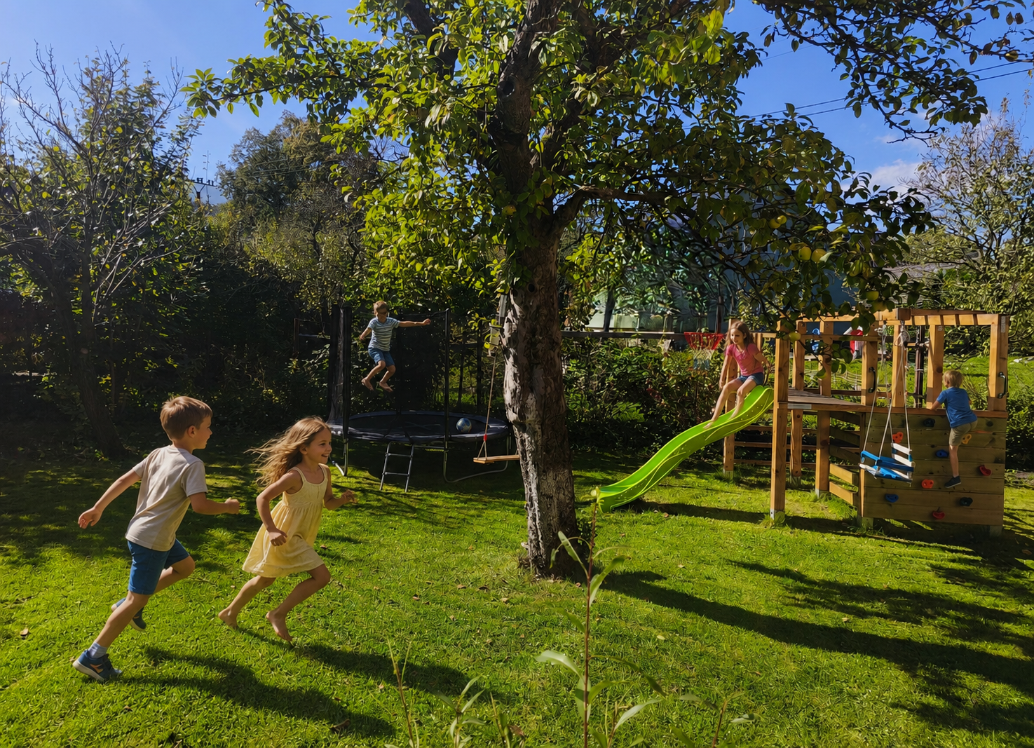 Děti na zahradě u hřiště a trampolíny